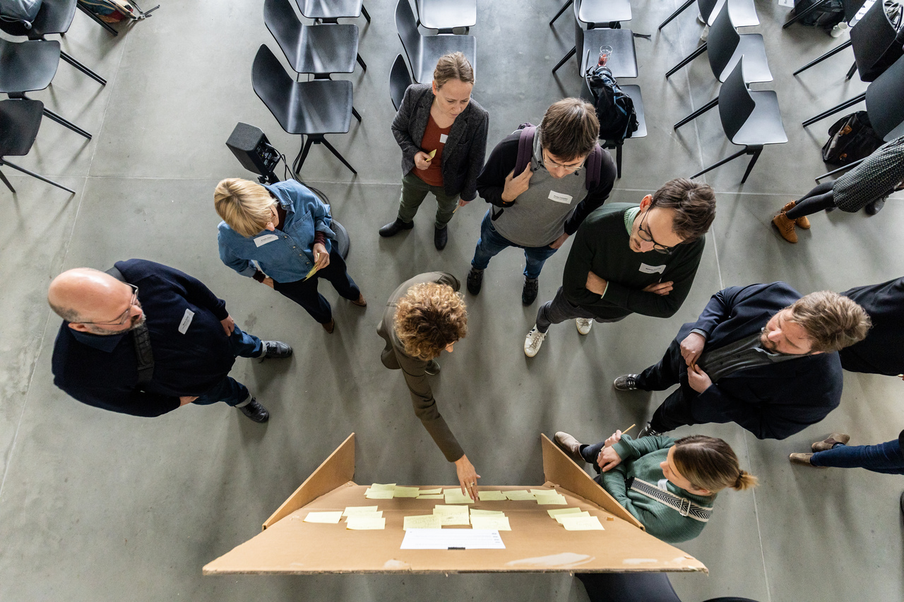 Menschen sind in Vogelperspektive bei der Gruppenarbeit zu sehen