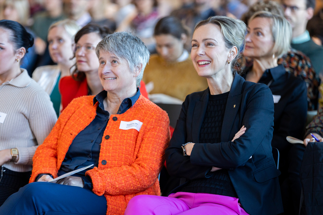Stephanie Otto und Manja Schreier im Publikum sitzend