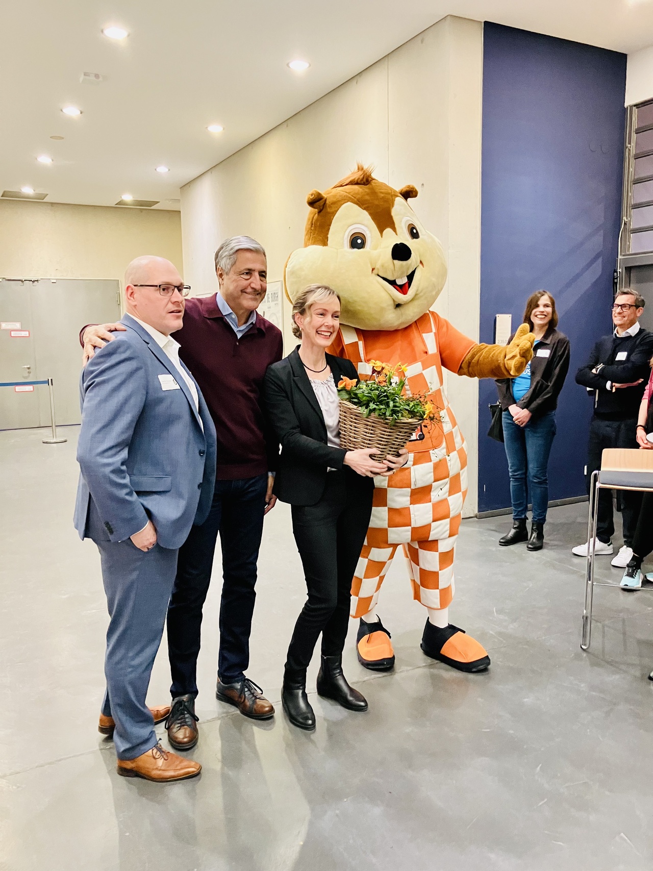 Sascha Förster, Manja Schreiner und andere mit dem Maskottchen der BR Volleys