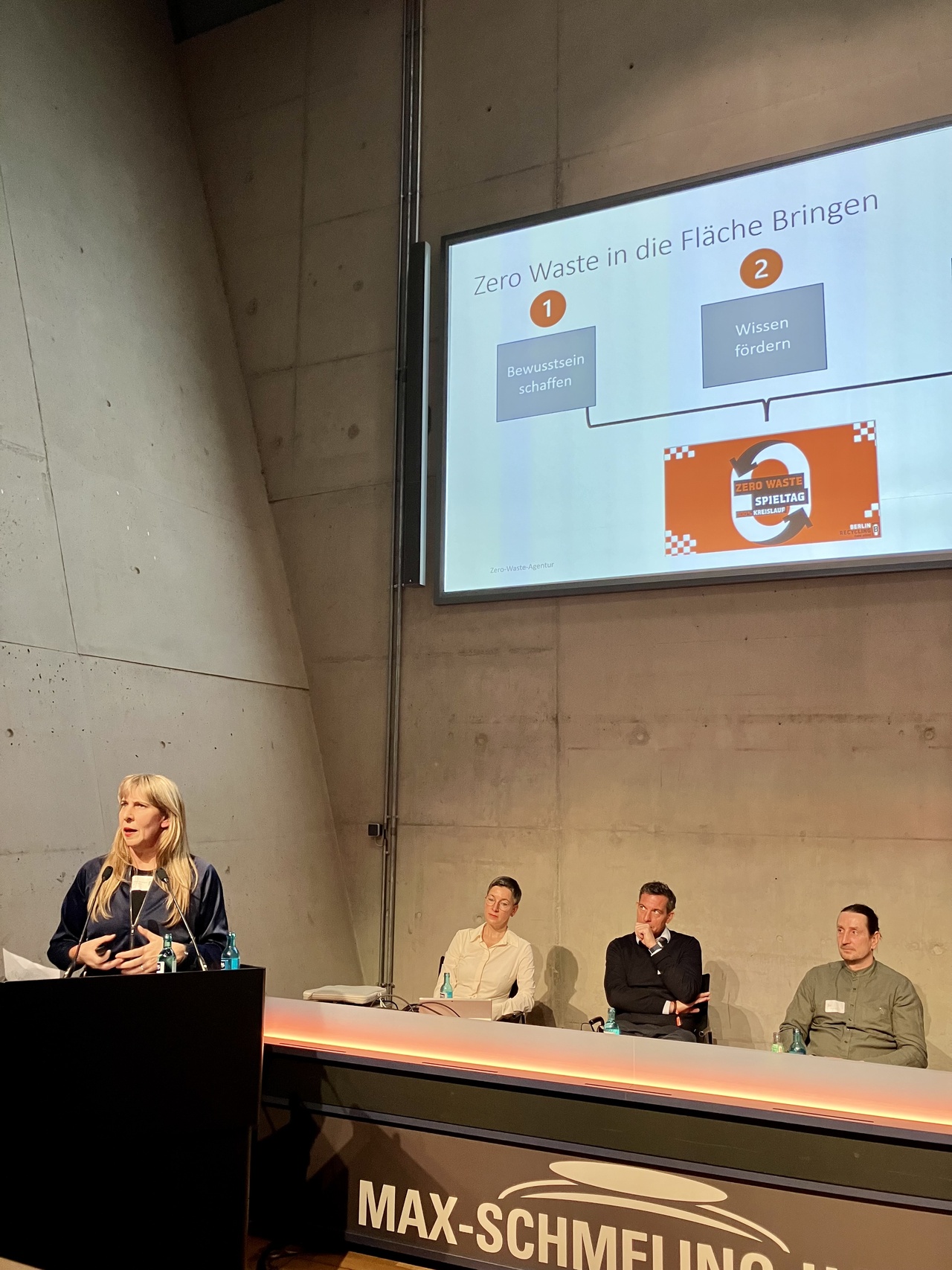 Meike Al-Habash hält eine Keynote